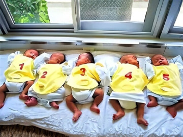 Người mẹ mang thai sinh 5 con cùng lúc mặc cho cảnh báo của bác sĩ, 20 năm sau những đứa trẻ như thiên thần