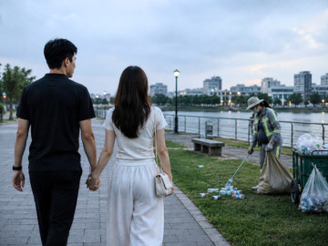 Bà bầu - 2 năm ly hôn gặp lại vợ cũ nhặt ve chai ngoài đường, tôi định mỉa thì vợ mới nói 1 câu khiến tôi méo mặt