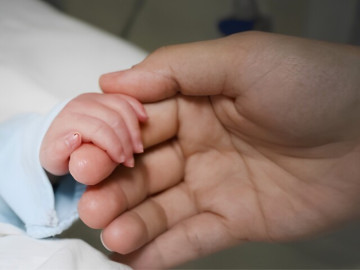 Bà bầu - Mẹ bầu sắp sinh băn khoăn có nên lưu trữ tế bào gốc cuống rốn cho con? Bác sĩ chỉ rõ những trường hợp nên cân nhắc