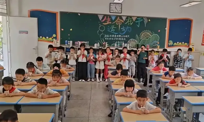 Ngay lập tức, hình ảnh các em học sinh bị phân biệt đối xử gây xôn xao.