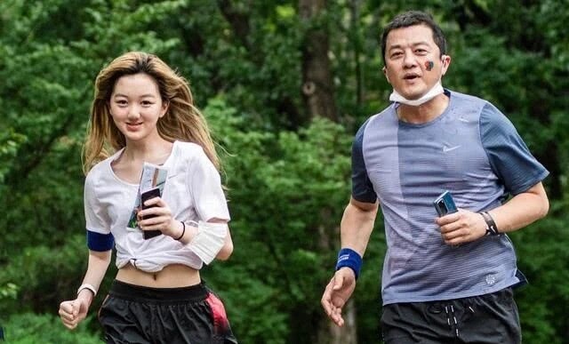 Con gái hở hàm ếch của Lý Á Bằng gây kinh ngạc vì dậy thì xinh khác hẳn lúc nhỏ, cao 1m75, dáng đẹp chuẩn người mẫu - 5