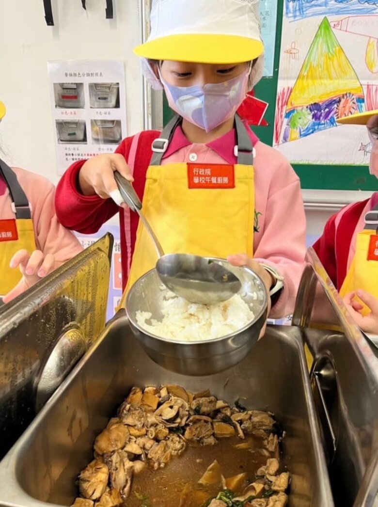 Trong số đó, nhiều quốc gia còn cho học sinh tham gia vào việc phân chia thực phẩm, trải nghiệm nấu nướng đồ ăn.