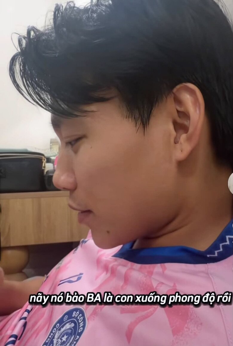 Anh liên tục khuyên vợ nên nhẹ nhàng hơn với con.