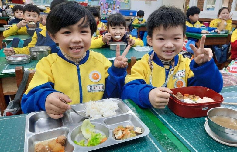 Điều này giúp các em hiểu biết hơn về bữa ăn của mình và có hứng thú hơn với việc ăn uống.