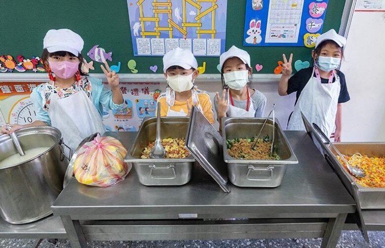 Bữa trưa ở trường đầy áp lực của các em học sinh tiểu học khiến dân mạng lo lắng khi xem - 6