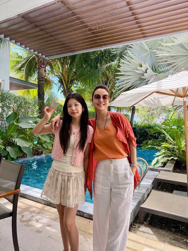 Con gái lớn của nàng hậu đang lứa tuổi dậy thì, được khen xinh xắn chuẩn hot girl.