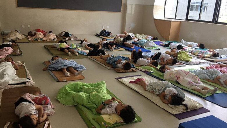Bức ảnh học sinh tiểu học ngủ trưa được hiệu trưởng nhà trường chia sẻ khiến phụ huynh rất an lòng.