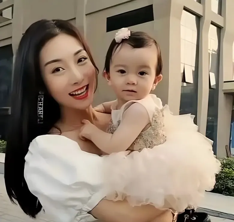 Mỹ nhân chi 2 tỷ đồng sang Thái thụ tinh nhân tạo sinh 3 con lai, diện mạo những đứa trẻ 7 tuổi gây bất ngờ - 9