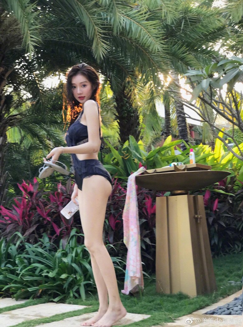 Còn đây là nhan sắc và vóc dáng của cô con gái.