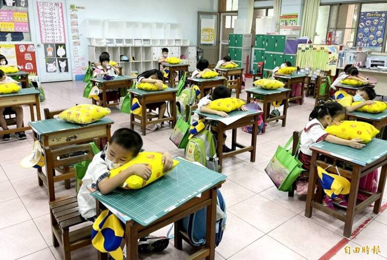 Một số trường, các em học sinh ngủ ngồi, gục mặt xuống bàn. Ảnh minh họa