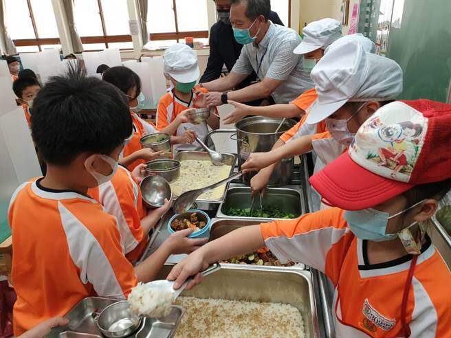 Thực tế không chỉ ở Trung Quốc mà nhiều nước khác trên thế giới trong đó có một số trường học tại Việt Nam cũng áp dụng hình thức học sinh tự phục vụ bữa ăn bán trú.