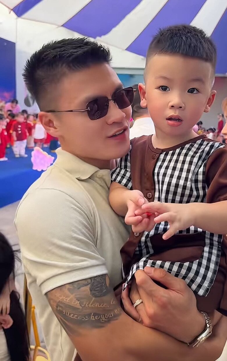Vợ Quang Hải đi xe 8 tỷ đến trường mẫu giáo của con dự Trung thu, mặc đồ như Hằng Nga nổi bật giữa dàn phụ huynh - 8
