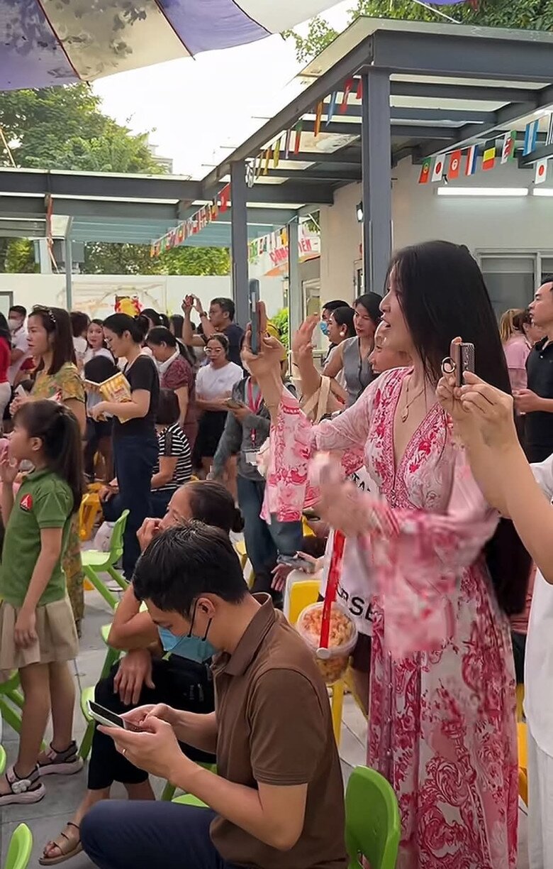 Mẹ bỉm xinh nổi bật với trang phục như Hằng Nga giữa dàn phụ huynh ở trường của con trai.