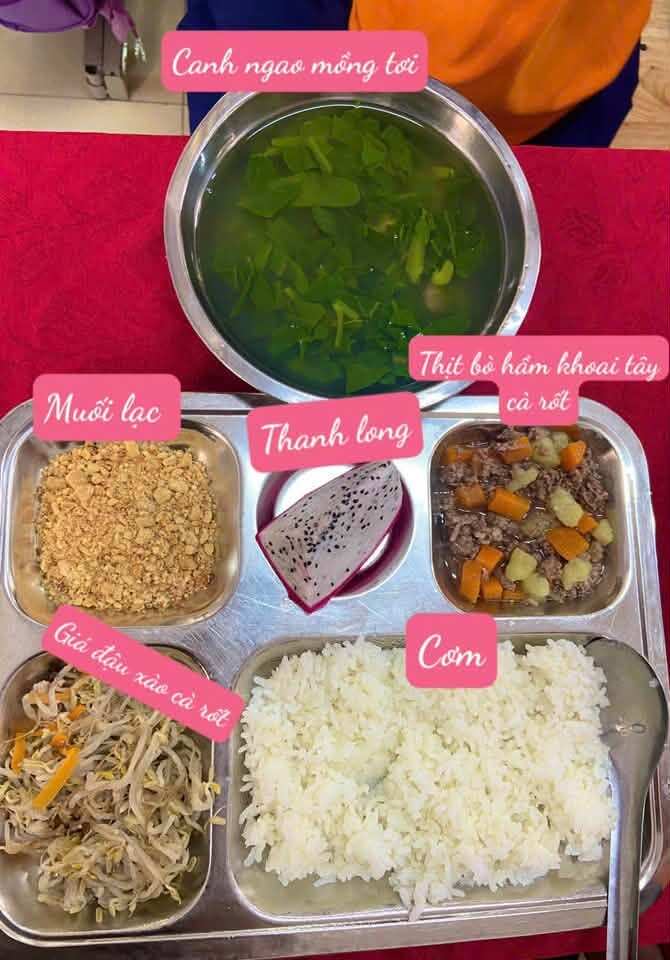 Bữa trưa được nhiều phụ huynh khen ngợi.