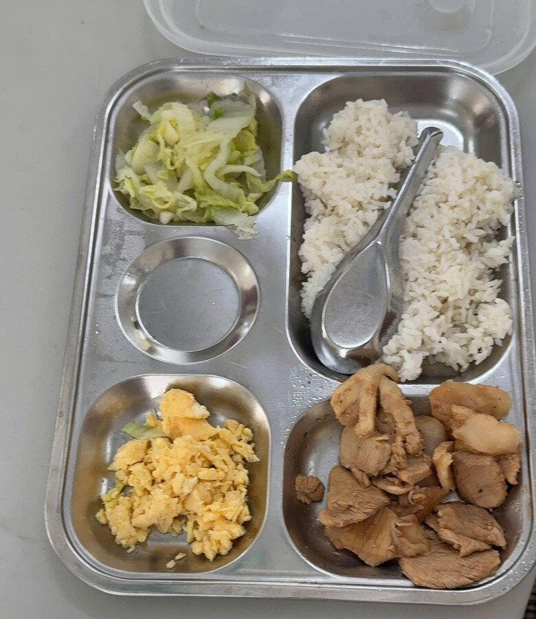 Một suất cơm trưa của học sinh tiểu học ở một trường tại Hà Nội do phụ huynh chia sẻ có cơm, thịt nạc rang, rau xào và trứng.