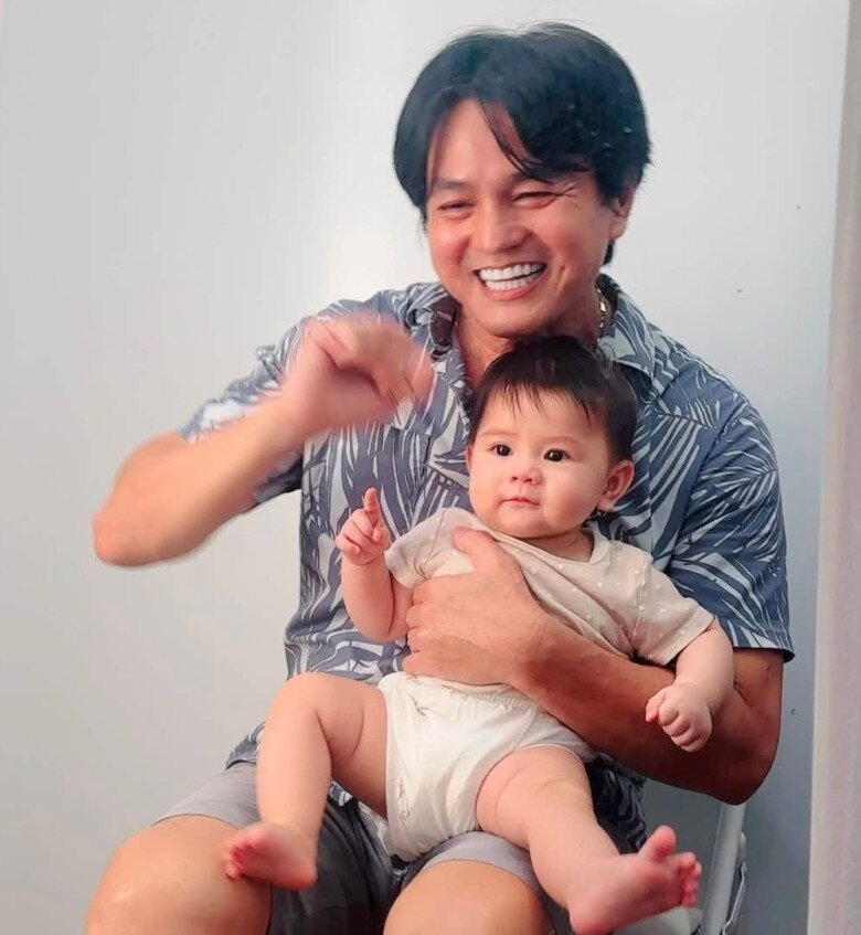 Nhiều người tấm tắc khen Cao Minh Đạt và bà xã, quả thực chờ đợi 9 năm để có con thật không uổng công.