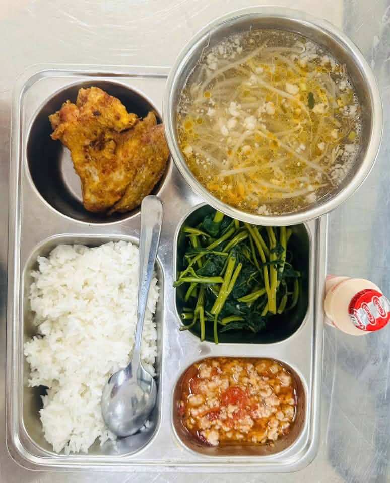 Bữa cơm dành cho học sinh tiểu học đủ chất với cơm, rao xào, canh, thịt băm và một món chiên. Thậm chí còn được tráng miệng với sữa chua uống.