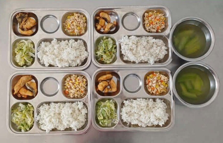 Bữa ăn đủ món đủ dinh dưỡng, con em về bảo ăn no không hết cơm - một phụ huynh chia sẻ.