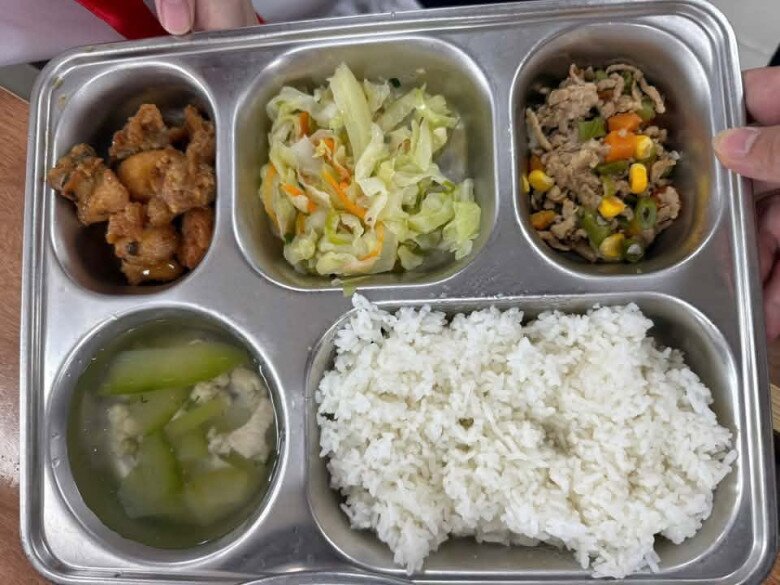 Suất cơm 35 nghìn đồng tại một trường tiểu học ở Quận Hai Bà Trưng (Hà Nội) do mẹ Linh chia sẻ khiến ai cũng tấm tắc khen ngợi vì đầy đủ các món mặn, rau, cơm.