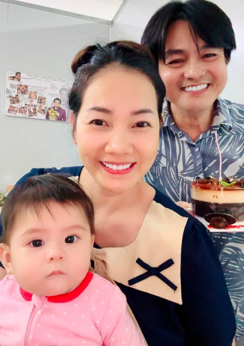 Mỗi một mốc quan trọng của con gái, vợ chồng Cao Minh Đạt lại mua bánh, thổi nến chúc mừng bé.