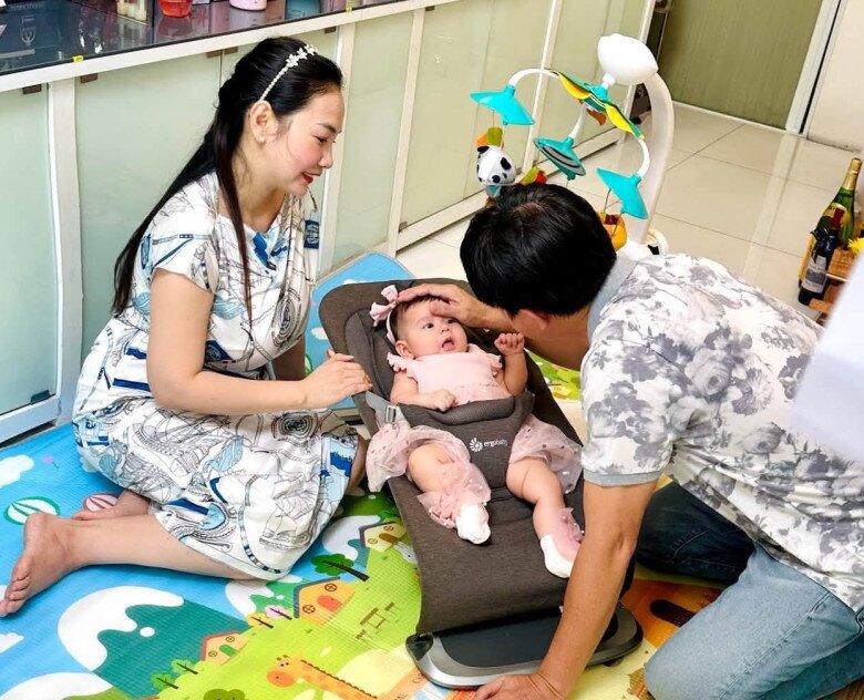 Cuộc sống bỉm sữa bận rộn nhưng đầy hạnh phúc của cặp vợ chồng ở tuổi ngũ tuần.