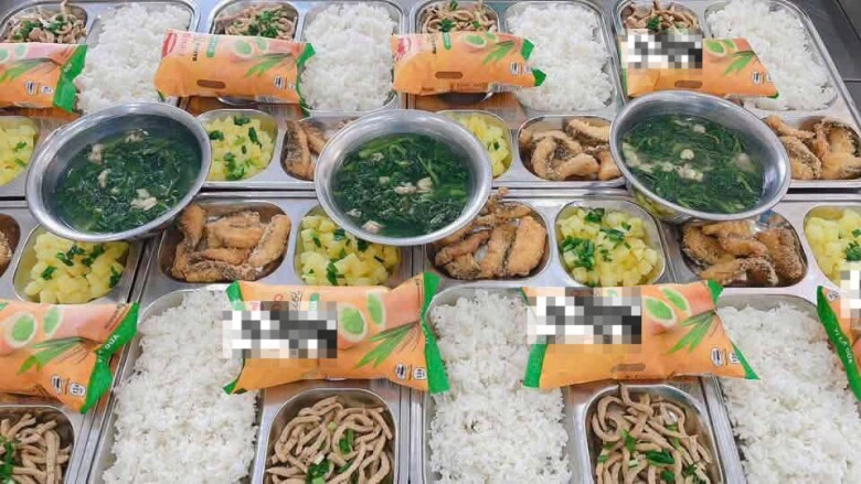 Một suất ăn trưa khác lại khiến bố mẹ bất ngờ vì quá đầy đặn, sợ con ăn không hết phải cố thì tội.