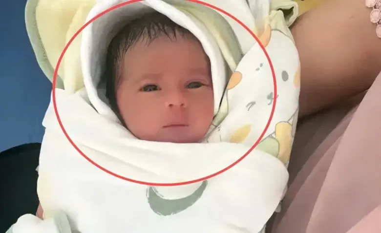 Em bé mới chào đời nhưng sở hữu những đường nét trên gương mặt rất đẹp.