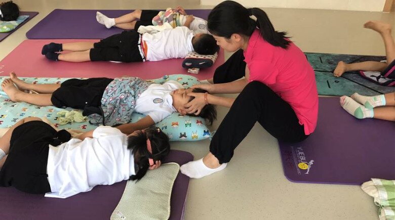 Hình ảnh cô Từ massage cho em học sinh cũng gây xôn xao.