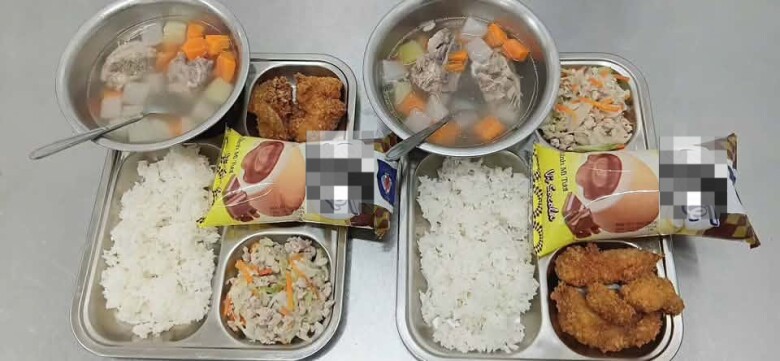 Suất ăn đầy đặn, học sinh có thể xin thêm canh tùy thích.