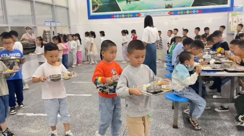 Hóa ra ăn cơm trưa cũng áp lực đến đáng yêu thế này.