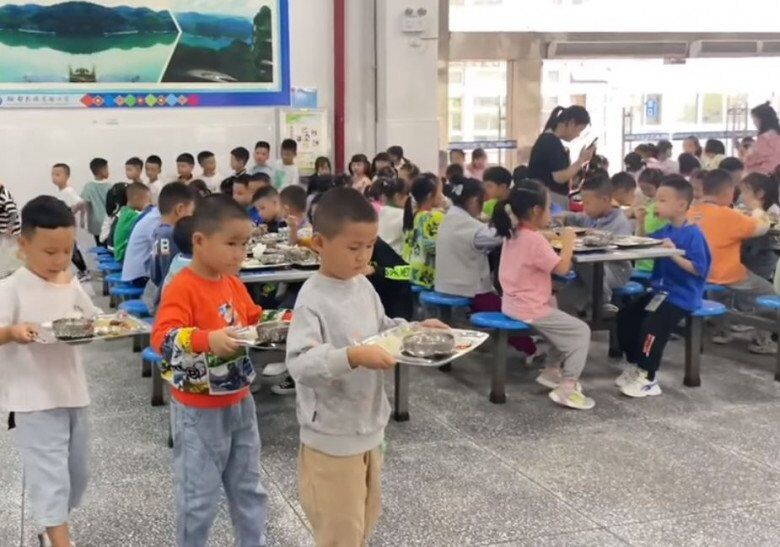 Bữa trưa ở trường đầy áp lực của các em học sinh tiểu học khiến dân mạng lo lắng khi xem - 3