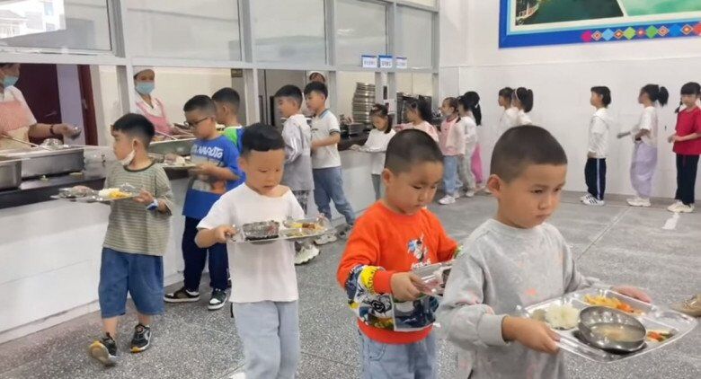 Hình ảnh những cậu bé bê khay cơm chậm rãi, rón rén từng bước chân khiến cha mẹ vừa buồn cười vừa thương.