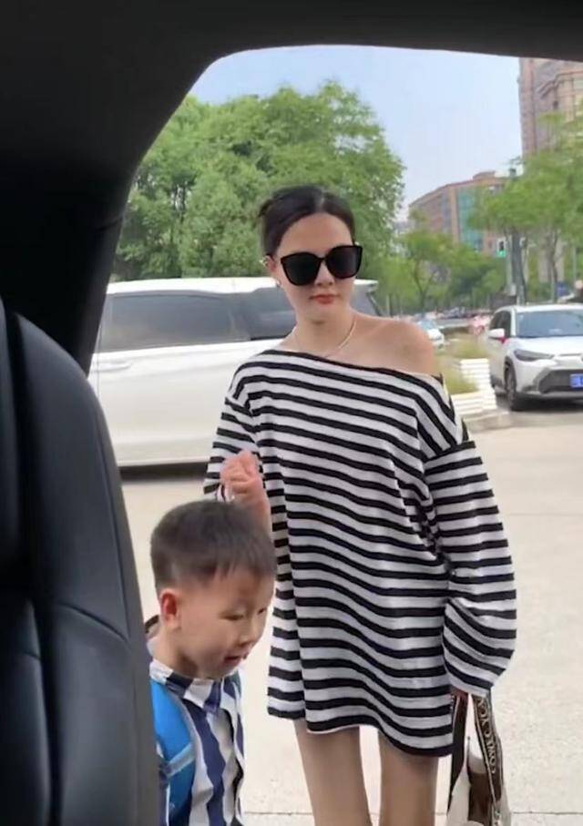 Mẹ mặc đồ lộng lẫy như sao dự thảm đỏ đến trường đón con tan học khiến ai cũng ngoái nhìn - 4