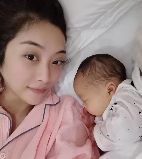 Mỹ nhân chi 2 tỷ đồng sang Thái thụ tinh nhân tạo sinh 3 con lai, diện mạo những đứa trẻ 7 tuổi gây bất ngờ - 5