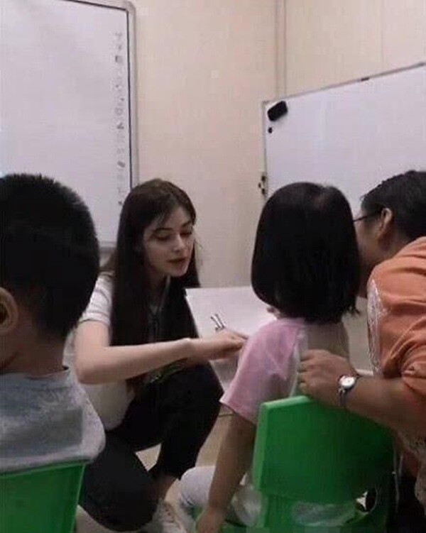 Mẹ đòi chuyển lớp cho con vì cô giáo quá xinh đẹp khiến dân tình tranh cãi - 3