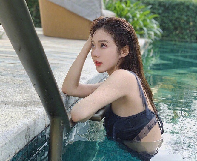 Bà mẹ mặc bikini khoe dáng nõn nà ở bể bơi, nhìn sang cô con gái còn giật mình hơn - 4
