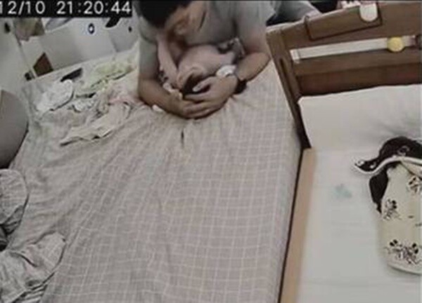 Vô tình xem camera giám sát phòng ngủ, vợ thấy cảnh không ngờ của chồng và con sơ sinh - 1