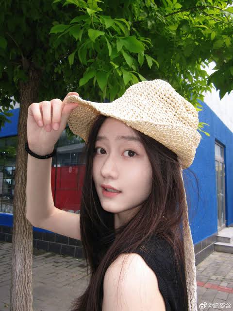 amp;#34;Con gáiamp;#34; Triệu Vy dậy thì thay đổi bất ngờ so với lúc nhỏ, bị cư dân mạng cấm phẫu thuật thẩm mỹ vì quá xinh - 9