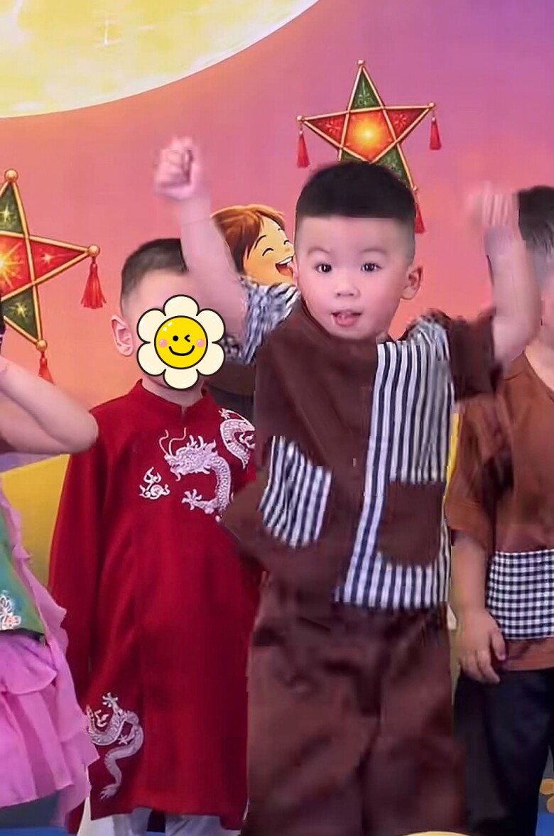 Cậu nhóc hào hứng khi thấy mẹ đứng dưới sân khấu.