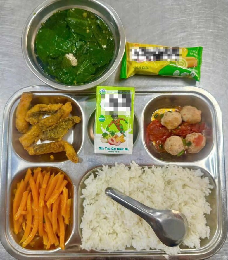 Bữa trưa dồi dào về số lượng và giàu dinh dưỡng của một trường ở Mê Linh (Hà Nội). Ảnh Phan Thị Thủy