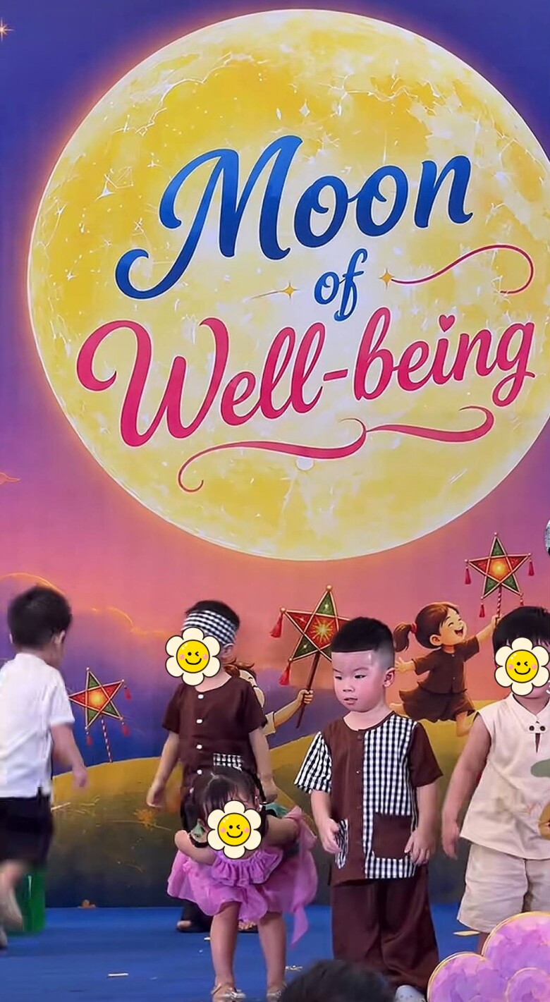Bé Lido góp mặt trong một tiết mục văn nghệ của trường lớp.