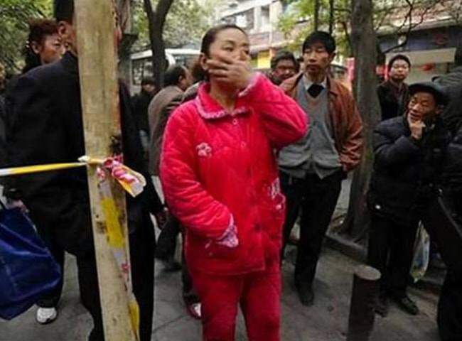 Mẹ mặc đồ lộng lẫy như sao dự thảm đỏ đến trường đón con tan học khiến ai cũng ngoái nhìn - 5
