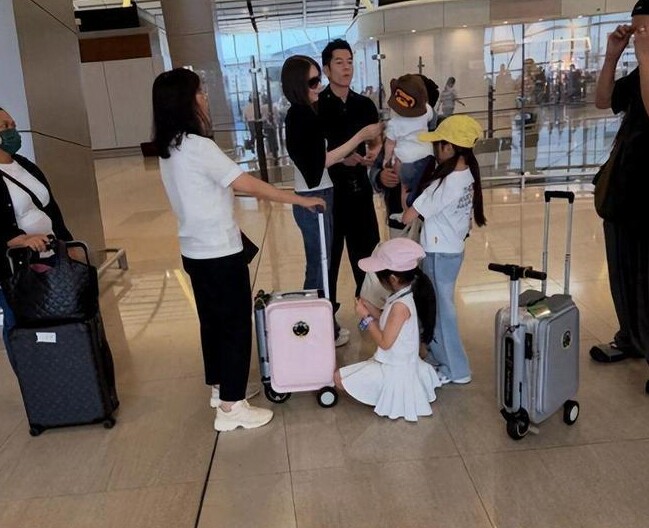 Cả gia đình Phương Viện - Quách Phú Thành cùng các con là tâm điểm chú ý tại sân bay.