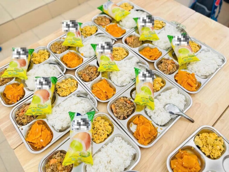 Bữa trưa đầy đặn với nhiều món ăn khác nhau và màu sắc sặc sỡ.