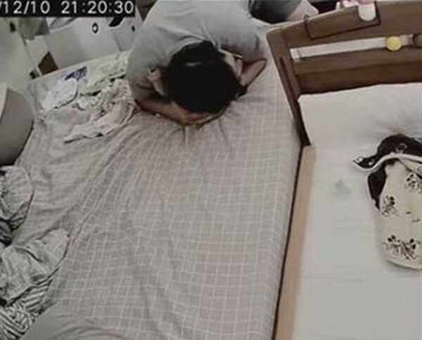 Vô tình xem camera giám sát phòng ngủ, vợ thấy cảnh không ngờ của chồng và con sơ sinh - 2