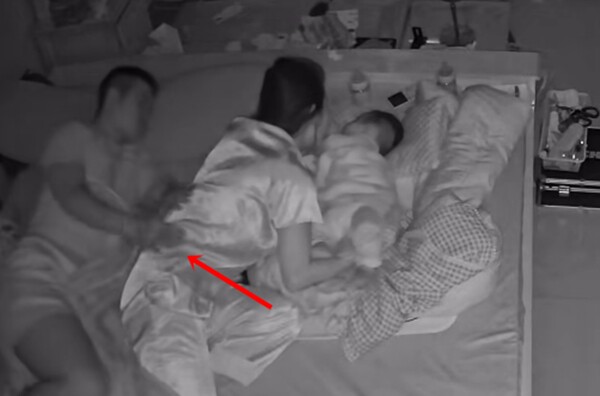Nửa đêm tiếng con khóc, mẹ vỗ bé để trấn an, hành động của chồng nằm cạnh khiến nhiều người đỏ mặt - 2