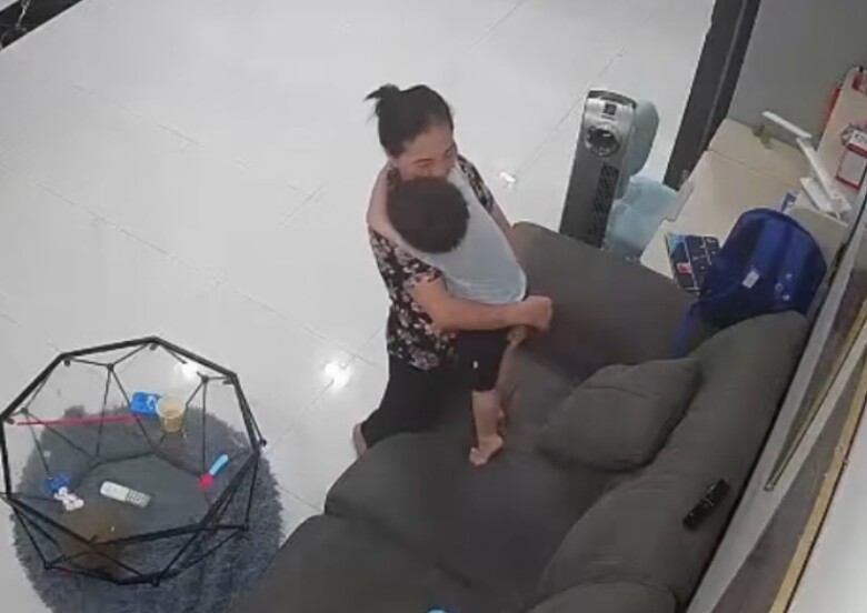 Cho bảo mẫu nghỉ làm sau 4 năm, ông bố xem camera giám sát thấy bất ngờ với hành động của con trai - 4