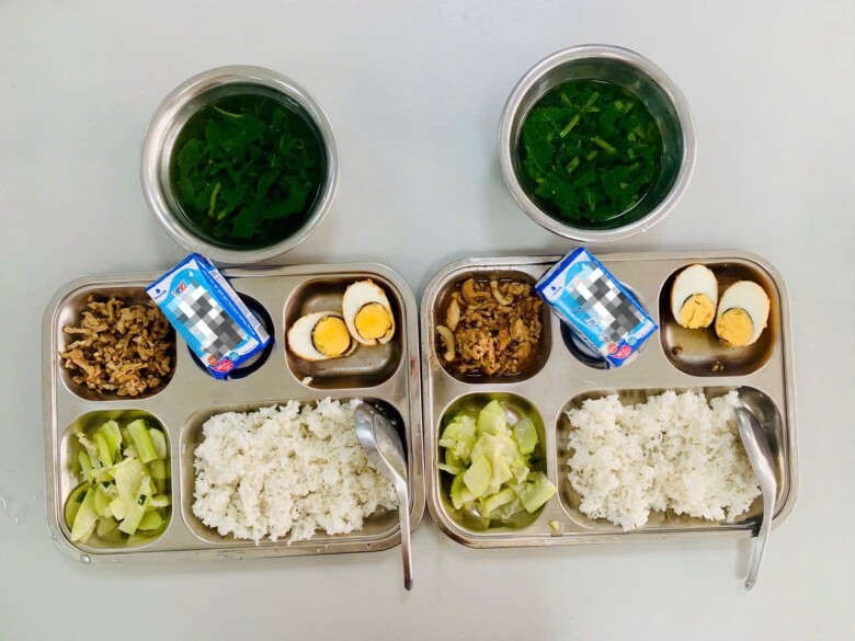 Bữa ăn đầy đặn với trứng, canh, rau xào và thịt khiến bé ăn không hết. Ảnh Nguyễn Hoàng Phương