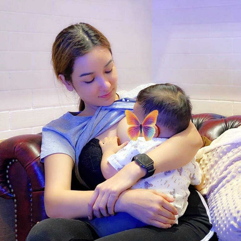 Mẹ bỉm xinh đẹp, dáng nõn nà cho con ăn khiến dân tình nức nở amp;#34;Bố đứa trẻ thật hạnh phúc!amp;#34; - 1