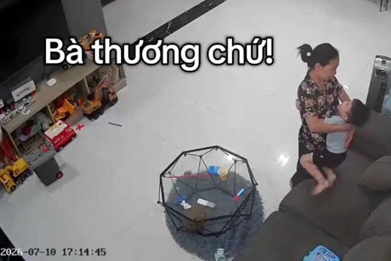 Cho bảo mẫu nghỉ làm sau 4 năm, ông bố xem camera giám sát thấy bất ngờ với hành động của con trai - 2